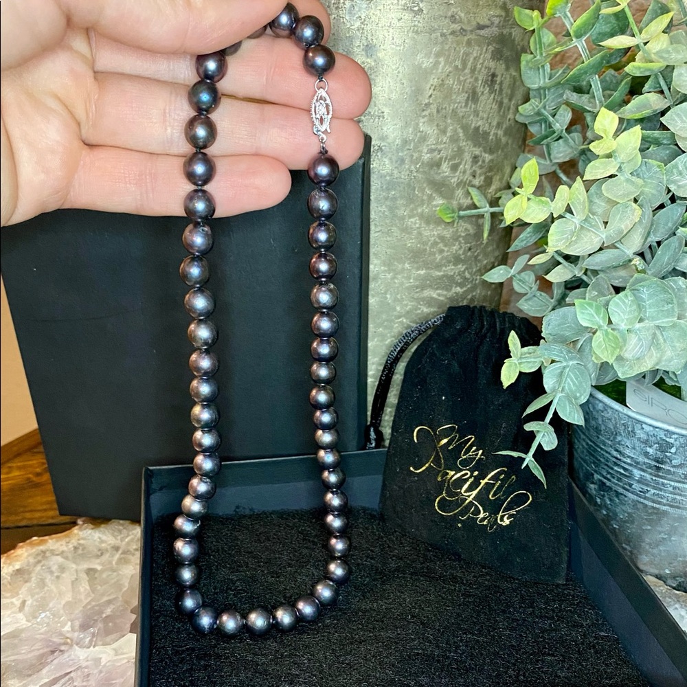 Black pearl necklace